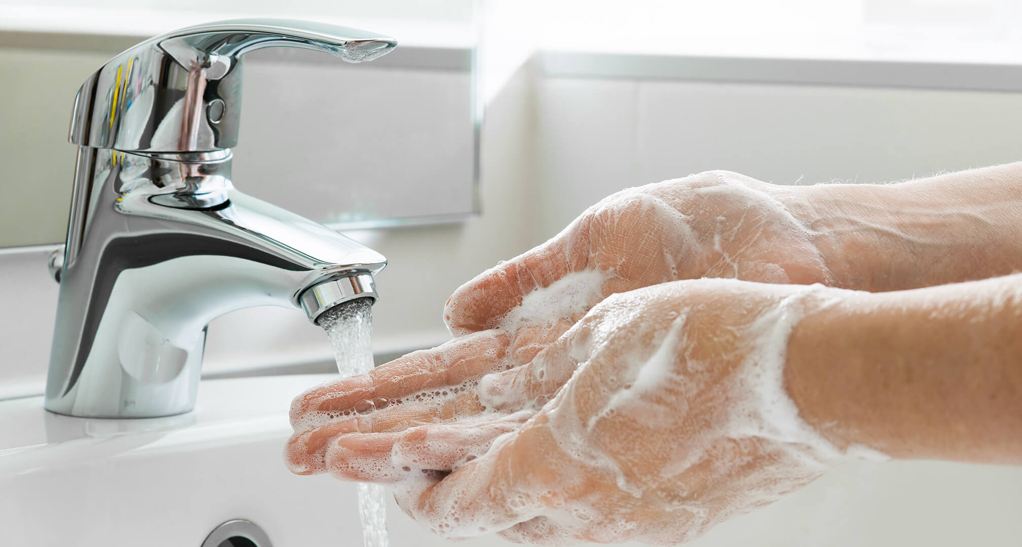 umývanie namydlených rúk pod kohútikom umývadla