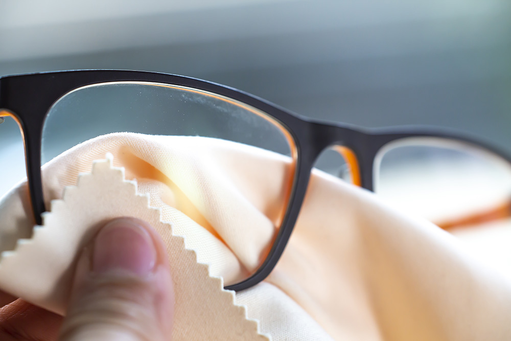 Vyčistite svoje okuliare handričkou z mikrovlákna impregnovanou látkou proti zahmlievaniu