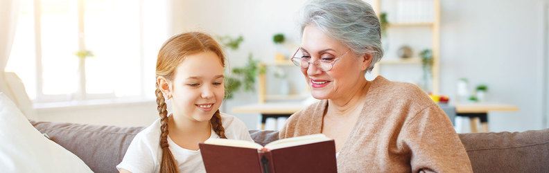dieťa a starší dospelý čítajú knihu