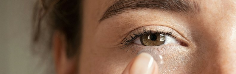 Ako odstrániť prilepenú šošovku z oka